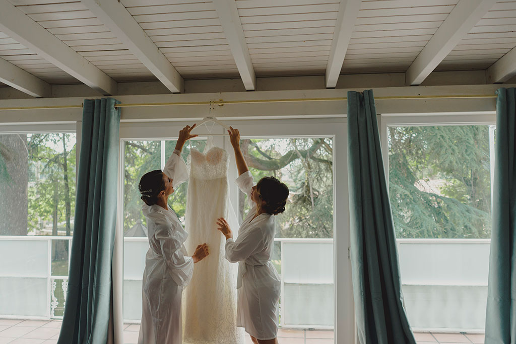 Bodas Cantabria fotógrafo Santander hermanas bajan vestido de novia