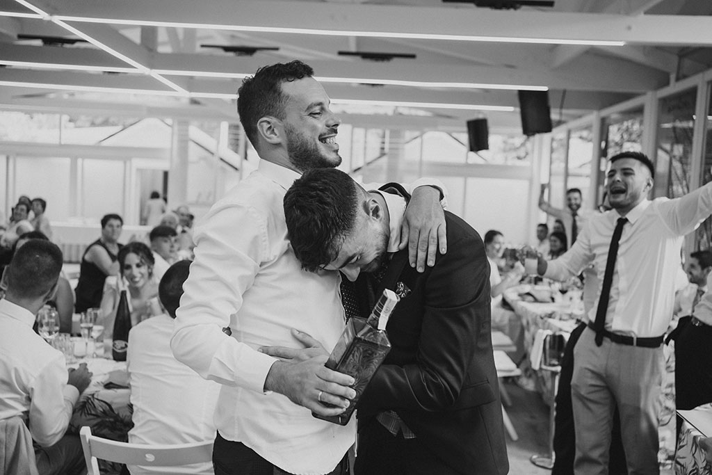 Hermanos abrazandose en su boda