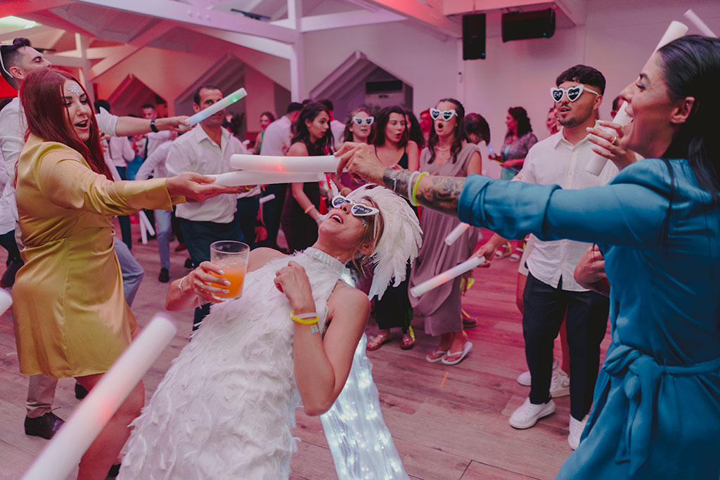 Novia jungando al limbo en su boda