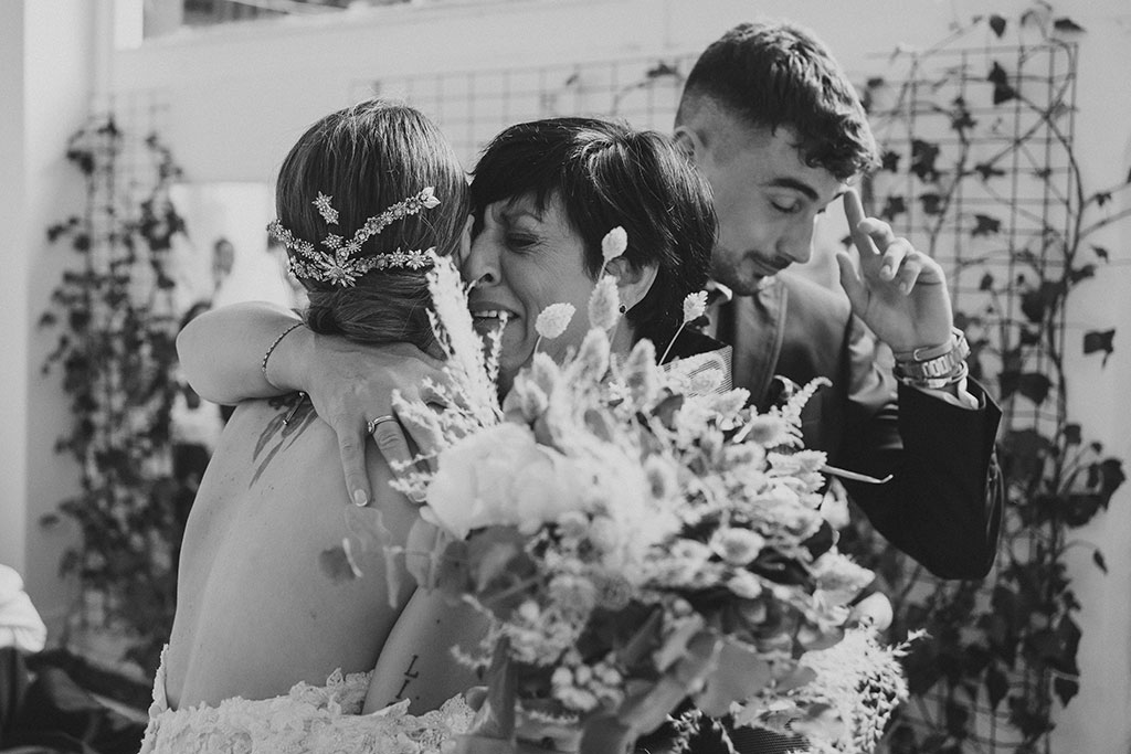 Madre emocionada en la boda de su hija