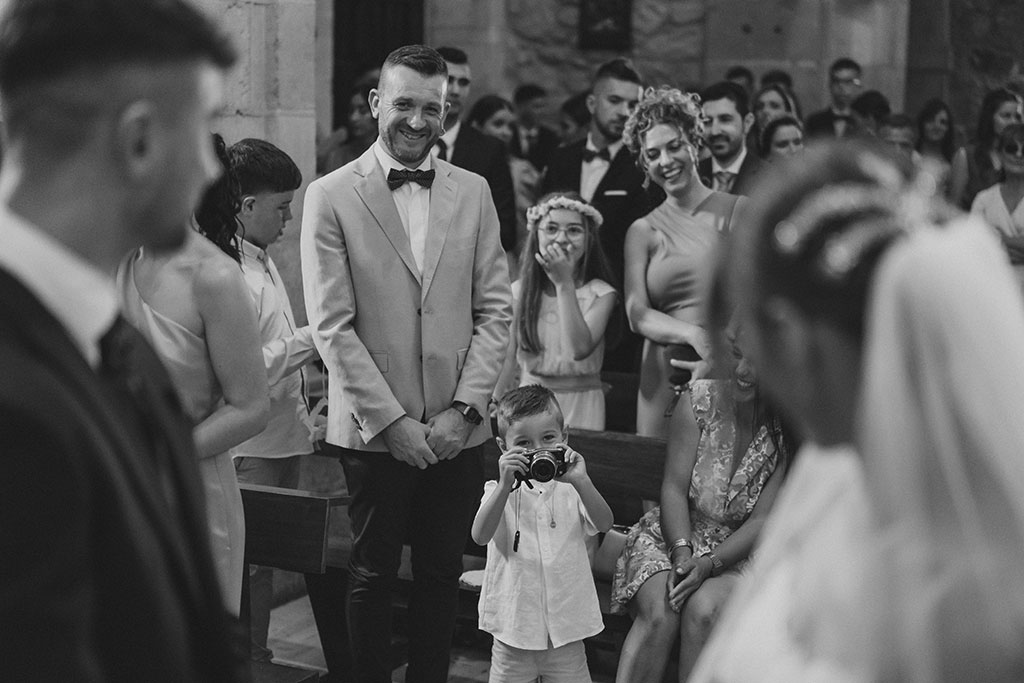 Niño haciendo fotografías a los novios