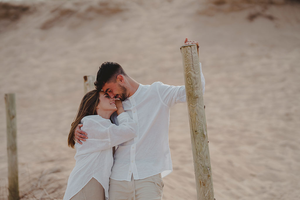 Novios en preboda en la playa de liencres