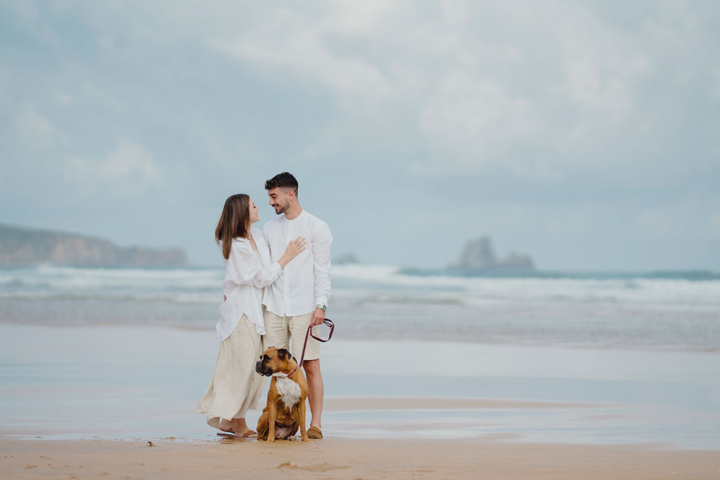 Pareja de novios en su sesion de preboda