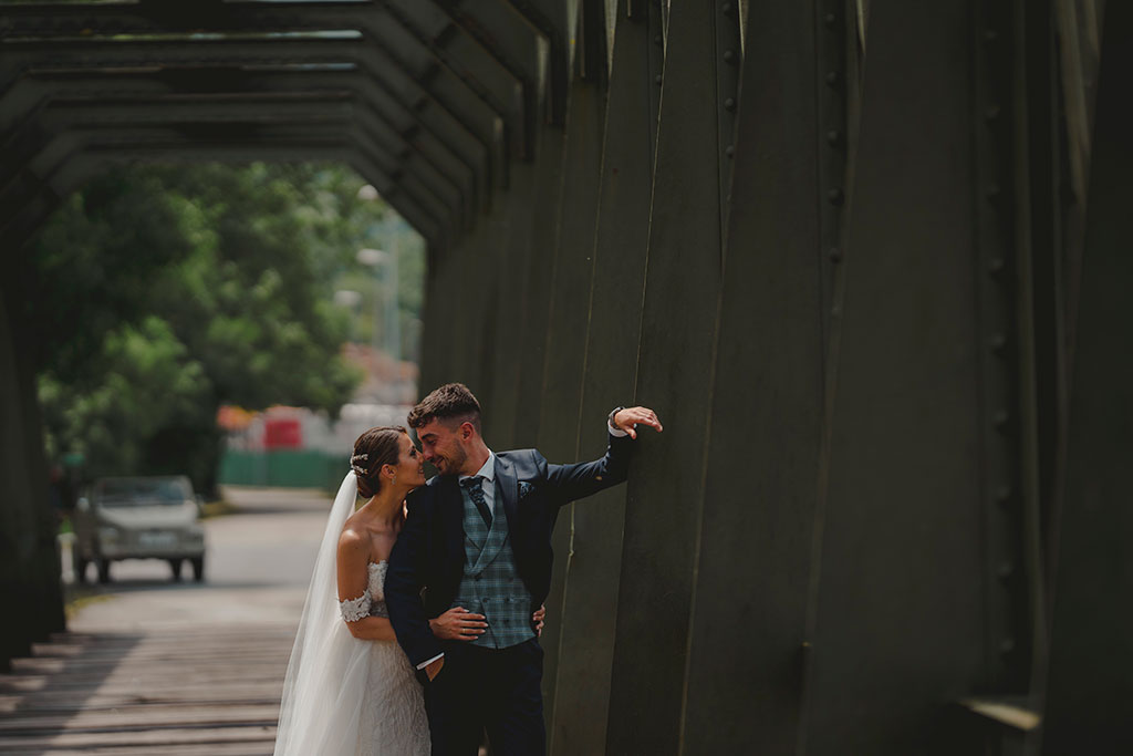 Reportaje de fotos de novios en un puente