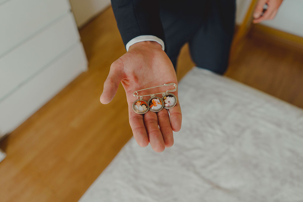 Fotografía de boda en la que se ve el regalo que le hizo la novia al novio