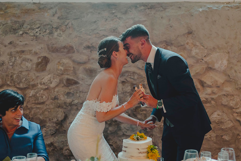 Novios en su corte de tarta