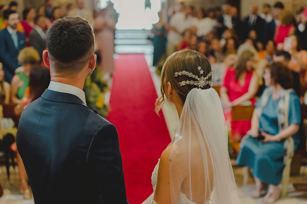 Tocado de la novia en la iglesia