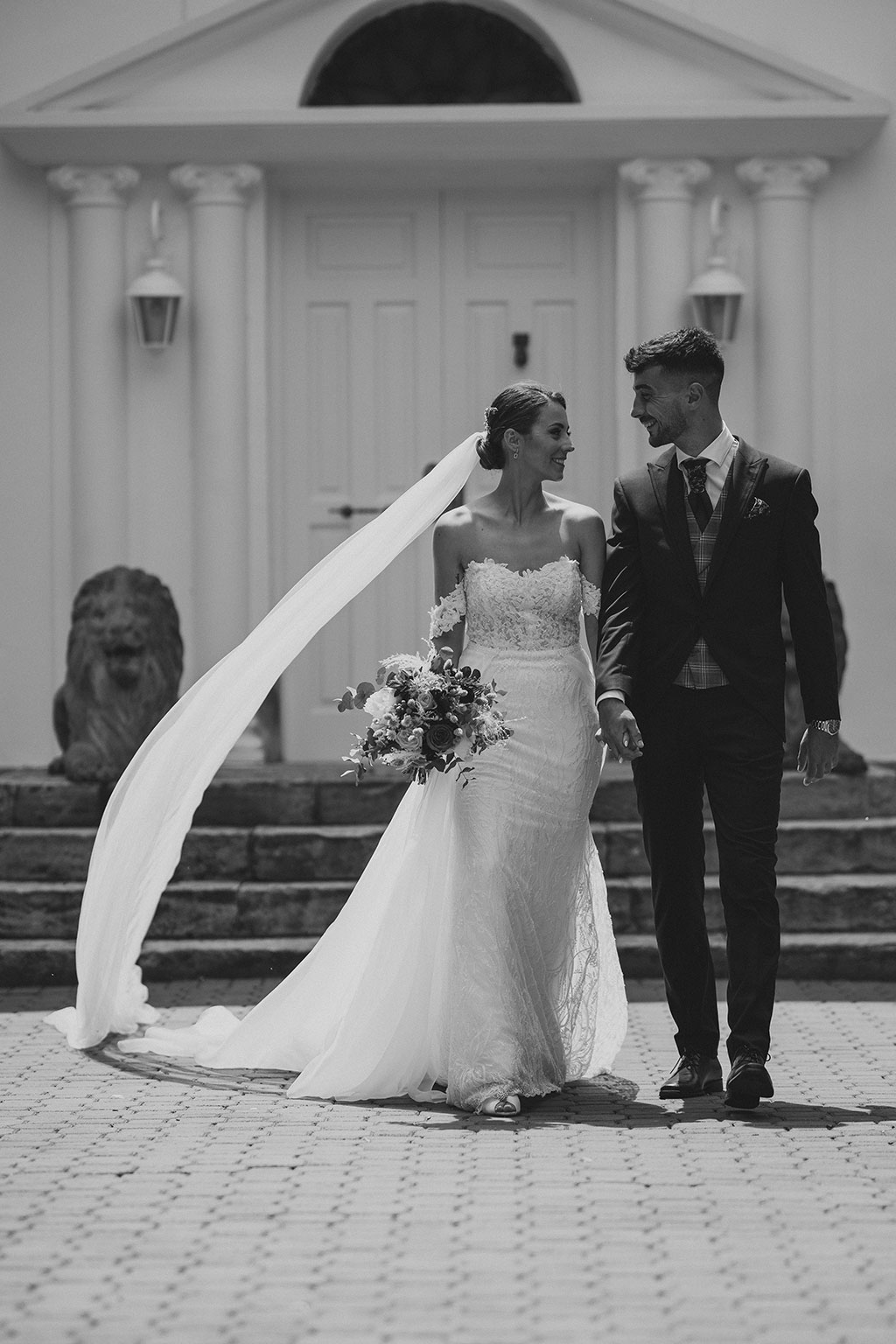 Pareja en la puerta de la finca de Villa Amelia, bodas Cantabria