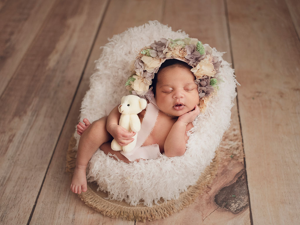 Bebé recién nacido en butaca con corona