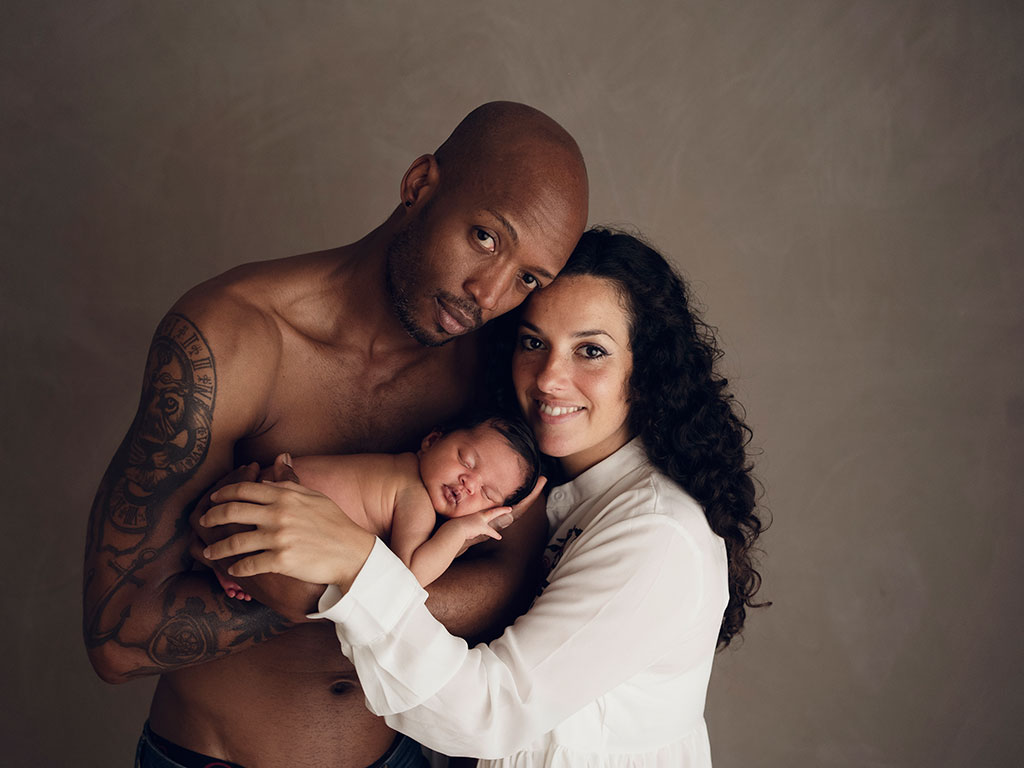 Familia con recién nacido entre sus brazos