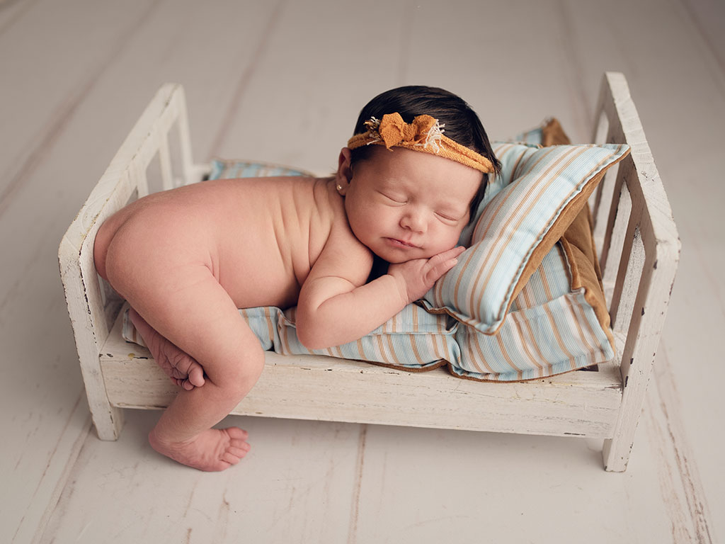 Fotografía newborn de Gala en una cama