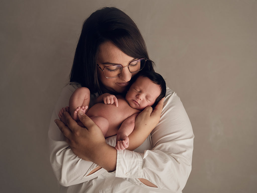 Mamá posa con bebe newborn en Santander