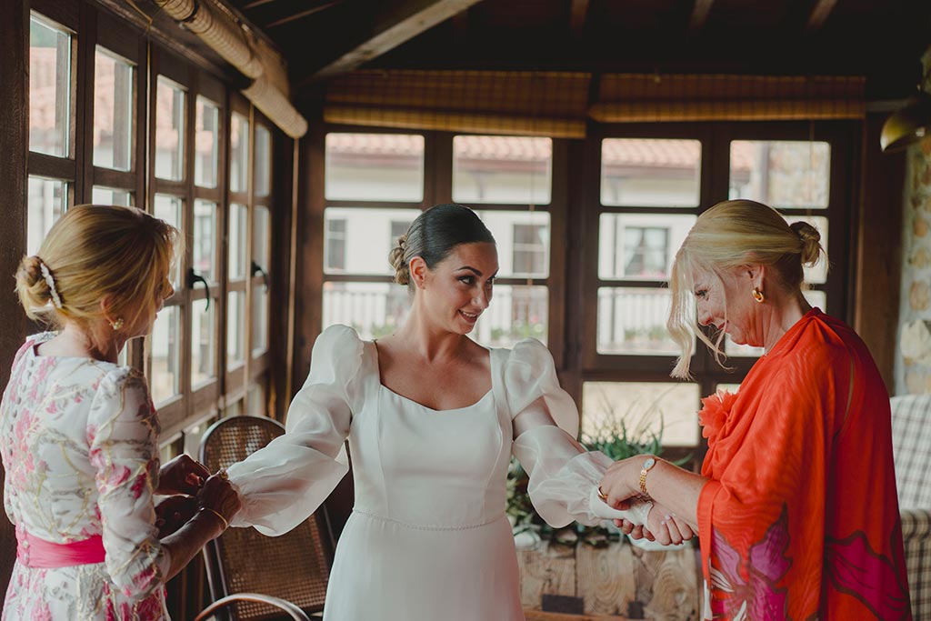 fotografia-bodas-cantabria-fraguas-marcos-greiz-sara-diego-preparar-novia Fotógrafo de bodas Casona de las Fraguas Marcos Greiz Sara y Diego