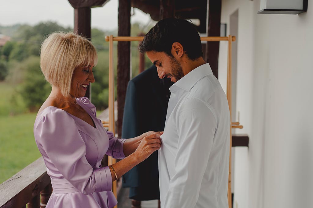 fotografia-bodas-cantabria-fraguas-marcos-greiz-sara-diego-preparativos-novio Fotógrafo de bodas Casona de las Fraguas Marcos Greiz Sara y Diego