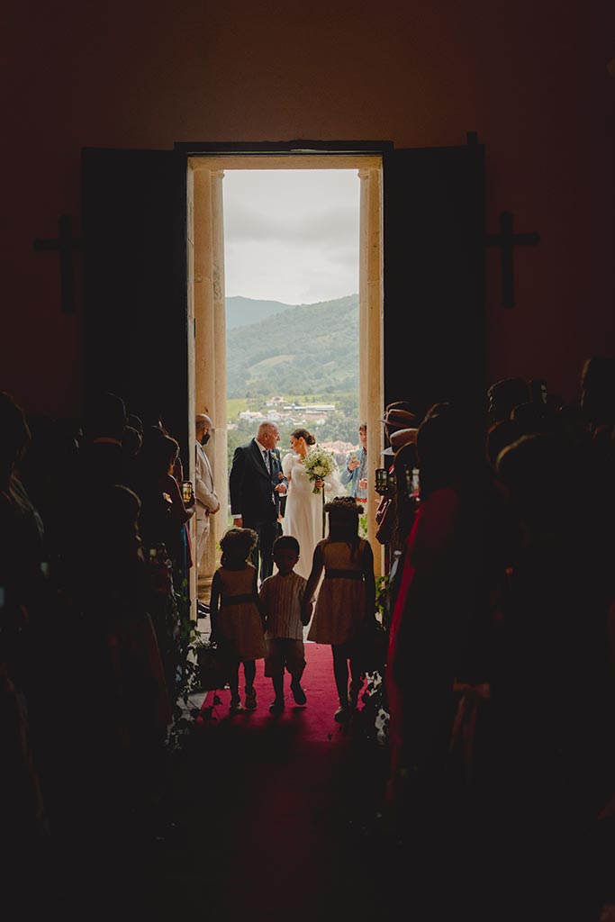 fotografo-bodas-cantabria-fraguas-marcos-greiz-sara-diego-entrada-novia Fotógrafo de bodas Casona de las Fraguas Marcos Greiz Sara y Diego