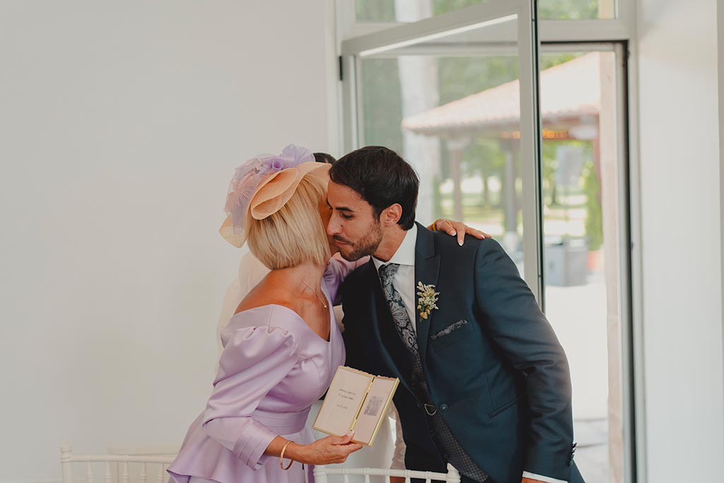 fotografo-bodas-cantabria-fraguas-marcos-greiz-sara-diego-regalo-madrina Fotógrafo de bodas Casona de las Fraguas Marcos Greiz Sara y Diego