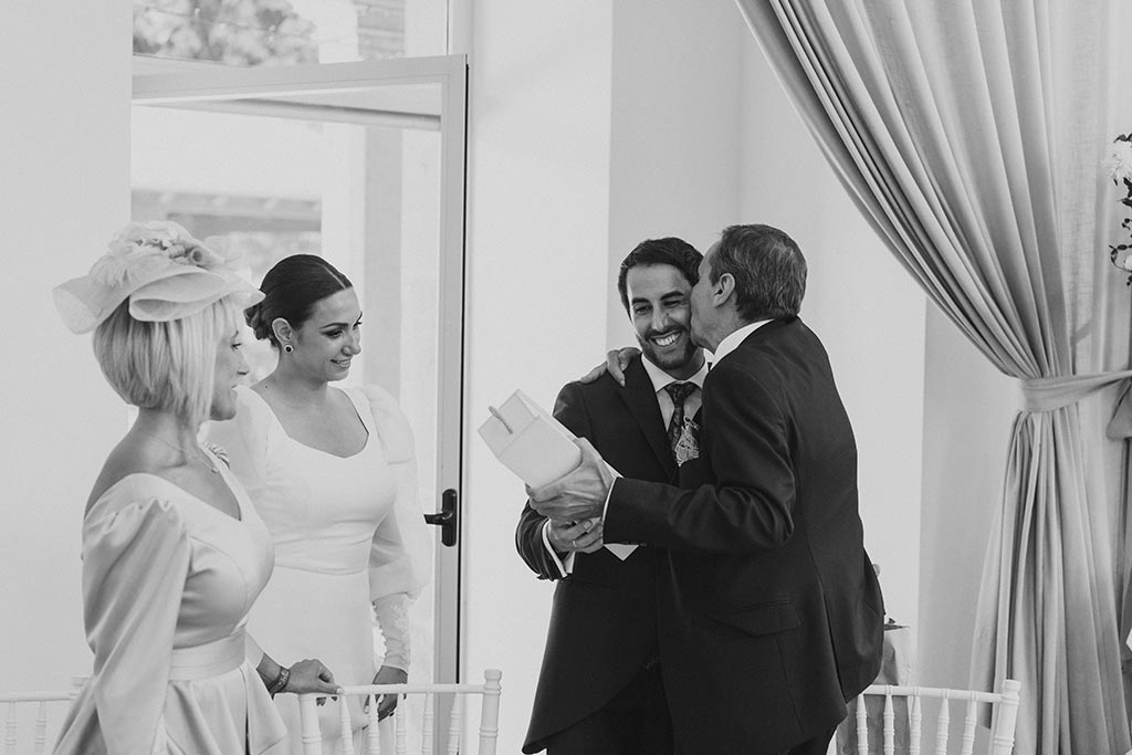 fotografo-bodas-cantabria-fraguas-marcos-greiz-sara-diego-regalo-papa Fotógrafo de bodas Casona de las Fraguas Marcos Greiz Sara y Diego