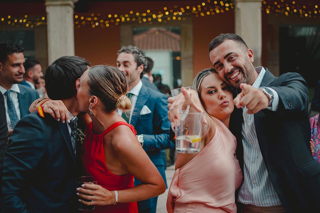 mejor-fotografo-bodas-cantabria-casona-fraguas-marcos-greiz-sara-diego-abrazo-fiesta El mejor Fotógrafo de bodas en Cantabria Casona de las Fraguas Marcos Greiz Sara y Diego