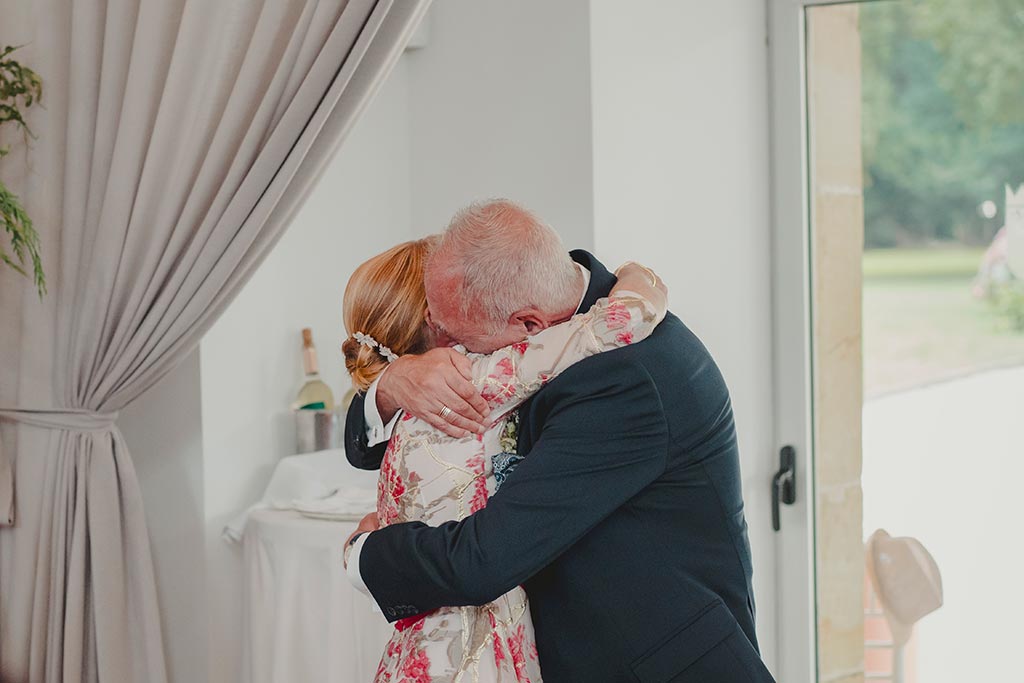 mejor-fotografo-bodas-cantabria-casona-fraguas-marcos-greiz-sara-diego-abrazo-papis El mejor Fotógrafo de bodas en Cantabria Casona de las Fraguas Marcos Greiz Sara y Diego