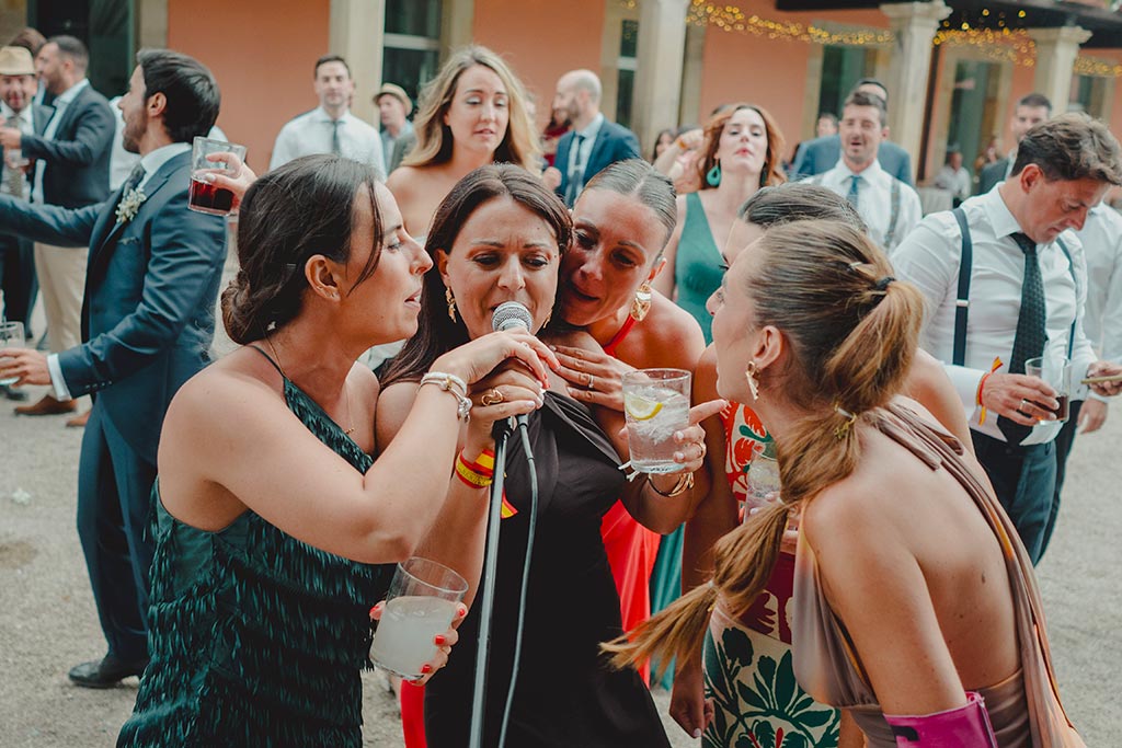 mejor-fotografo-bodas-cantabria-casona-fraguas-marcos-greiz-sara-diego-amigas-cantando El mejor Fotógrafo de bodas en Cantabria Casona de las Fraguas Marcos Greiz Sara y Diego