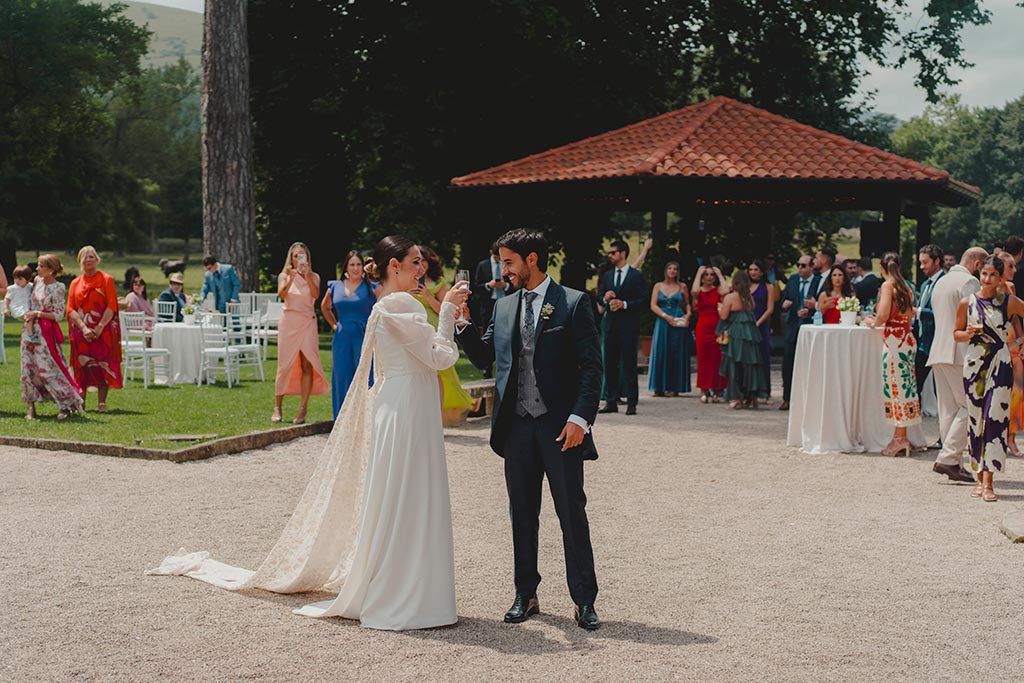 mejor-fotografo-bodas-cantabria-casona-fraguas-marcos-greiz-sara-diego-brindis El mejor Fotógrafo de bodas en Cantabria Casona de las Fraguas Marcos Greiz Sara y Diego