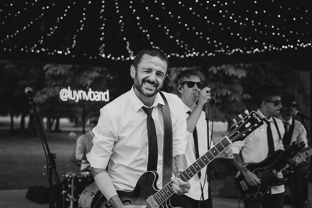 mejor-fotografo-bodas-cantabria-casona-fraguas-marcos-greiz-sara-diego-luynv-guitarra El mejor Fotógrafo de bodas en Cantabria Casona de las Fraguas Marcos Greiz Sara y Diego Grupo La Ultima y nos Vamos