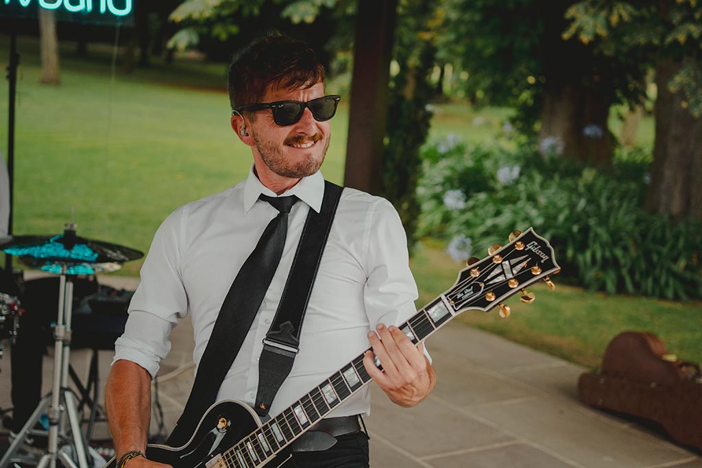 mejor-fotografo-bodas-cantabria-casona-fraguas-marcos-greiz-sara-diego-luynvguitarra-electrica El mejor Fotógrafo de bodas en Cantabria Casona de las Fraguas Marcos Greiz Sara y Diego Grupo La Ultima y nos Vamos